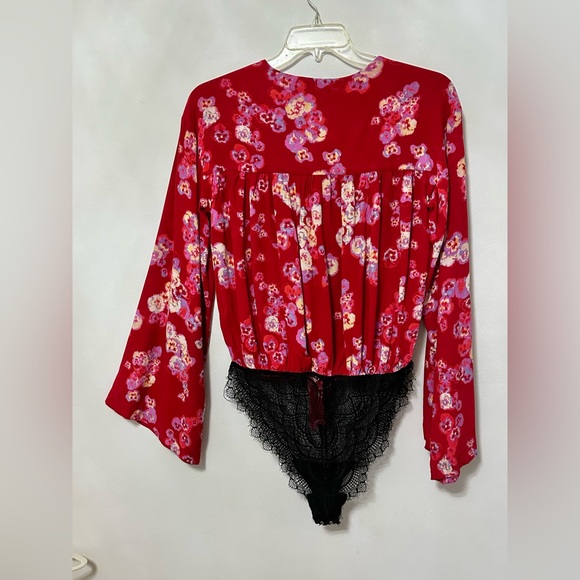 Free people red Forties feels bell sleeve floral Vneck bodysuit - Picture 6 of 7